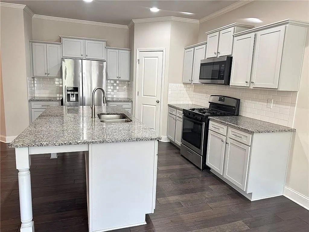 3 bed, 2.5 bath, 2201 sqft, $2,200 — Photo 3