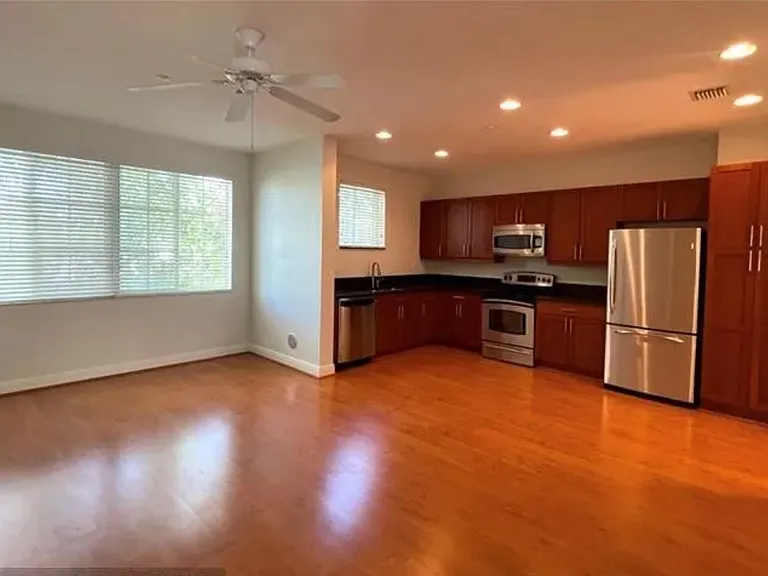 372 SW 14th Ave #372 — Photo 5