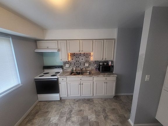 4th image of 130 Fernwood Ave