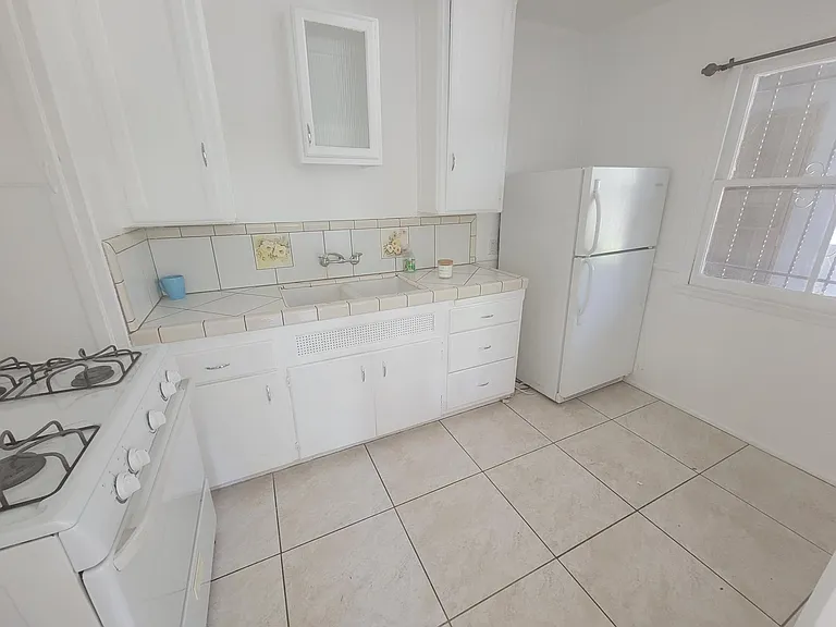875 N Hoover St — Photo 8