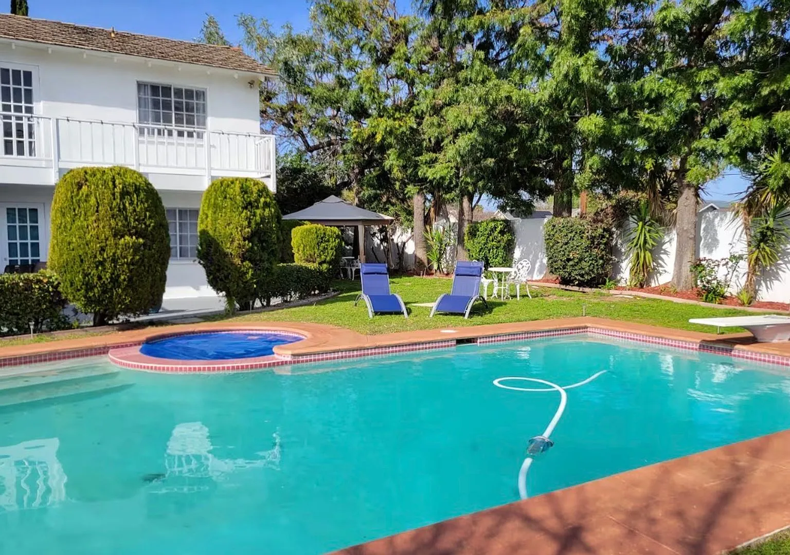 Resort-style 5 bedroom Thousand Oaks home with a pool! — Photo 3