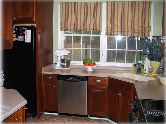 Kitchen - stainless & black appliances