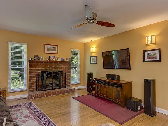 5th image of 109 Suffolk Dr