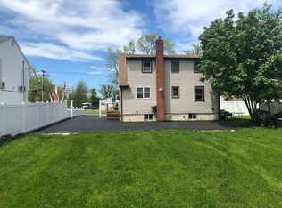 1653 N Thompson Dr, Bay Shore, NY 11706