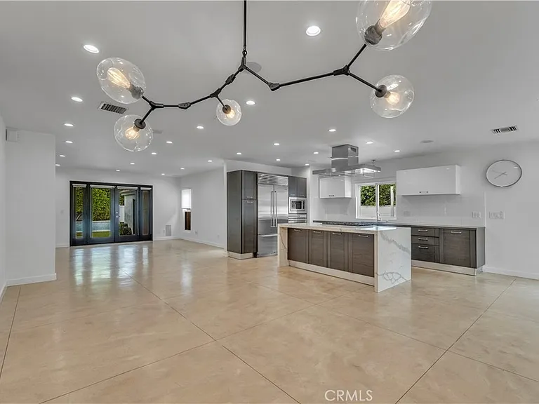 4925 Nagle Ave — Photo 13