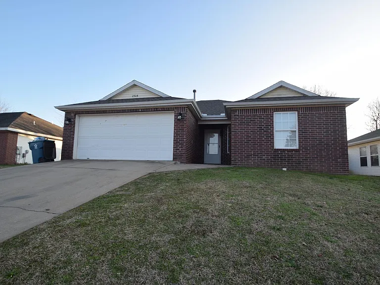 2305 SW Choctaw St — Photo 1
