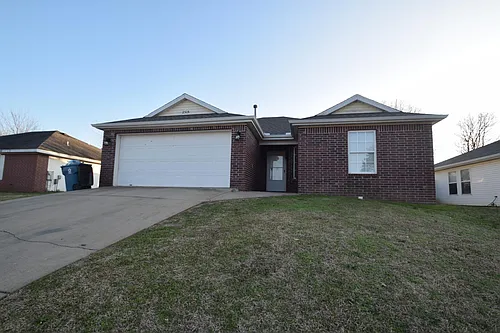 2305 SW Choctaw St Photo 1