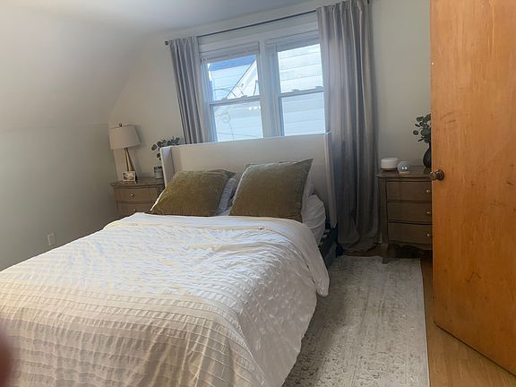 spacious bedroom, can fit king size bed