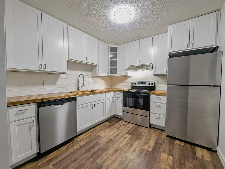 408 E 15th St #201 — Photo 2