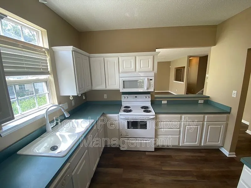 3 bed, 2.5 bath, 1751 sqft, $1,825 — Photo 3