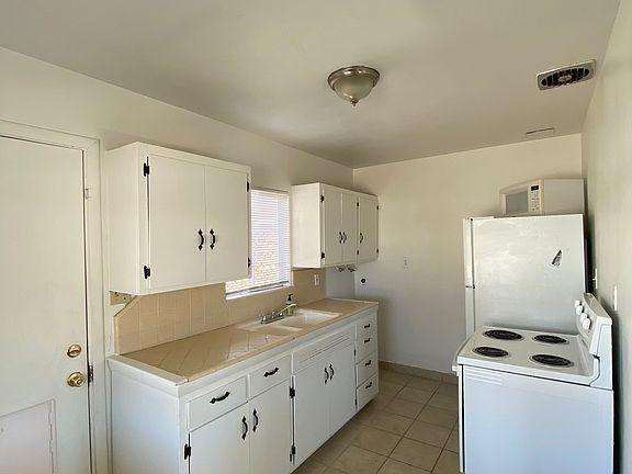 5th image of 6442 Athol Ave