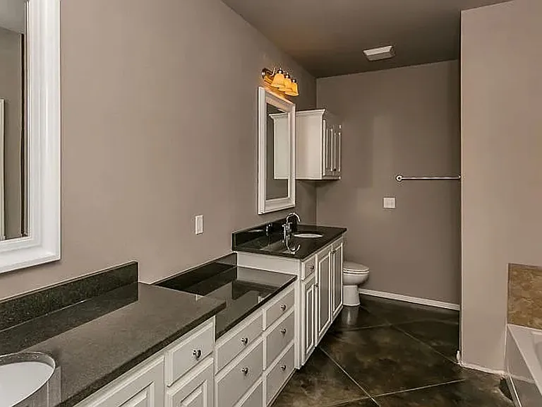 7915 Legacy Pkwy — Photo 4
