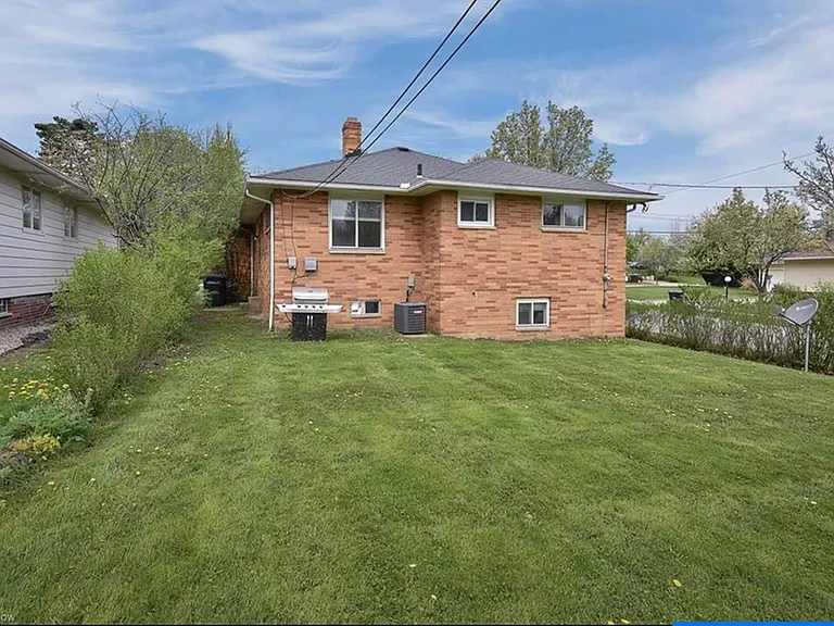 2633 S Green Rd — Photo 16