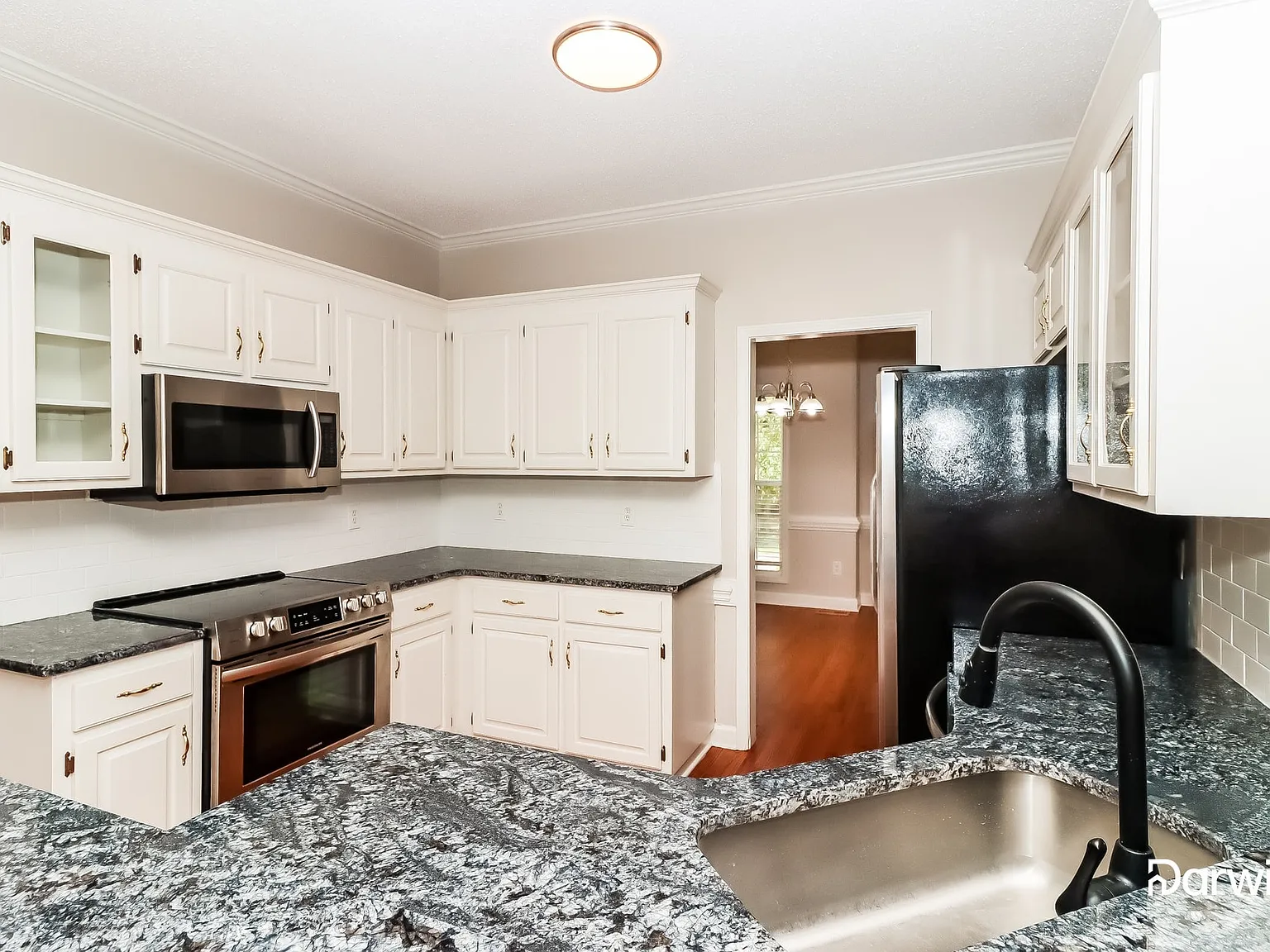 5 bed, 3.0 bath, 2670 sqft, $2,390 — Photo 4