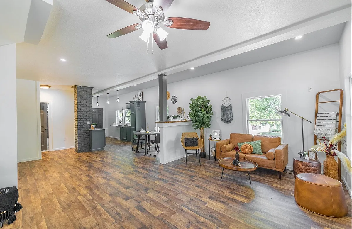 Staging only.this property is not furnished - 909 W 11th St N