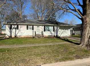 1030 N 3rd St, Manchester, IA 52057