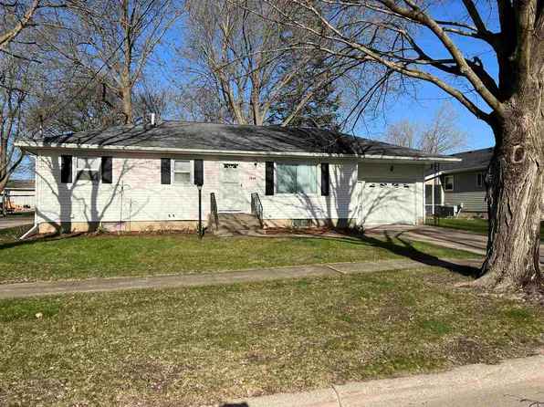 1030 N 3rd St, Manchester, IA 52057