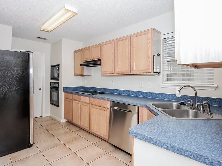 925 Comiskey Ct — Photo 6