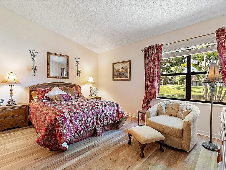 31 Columbia Ct — Photo 34