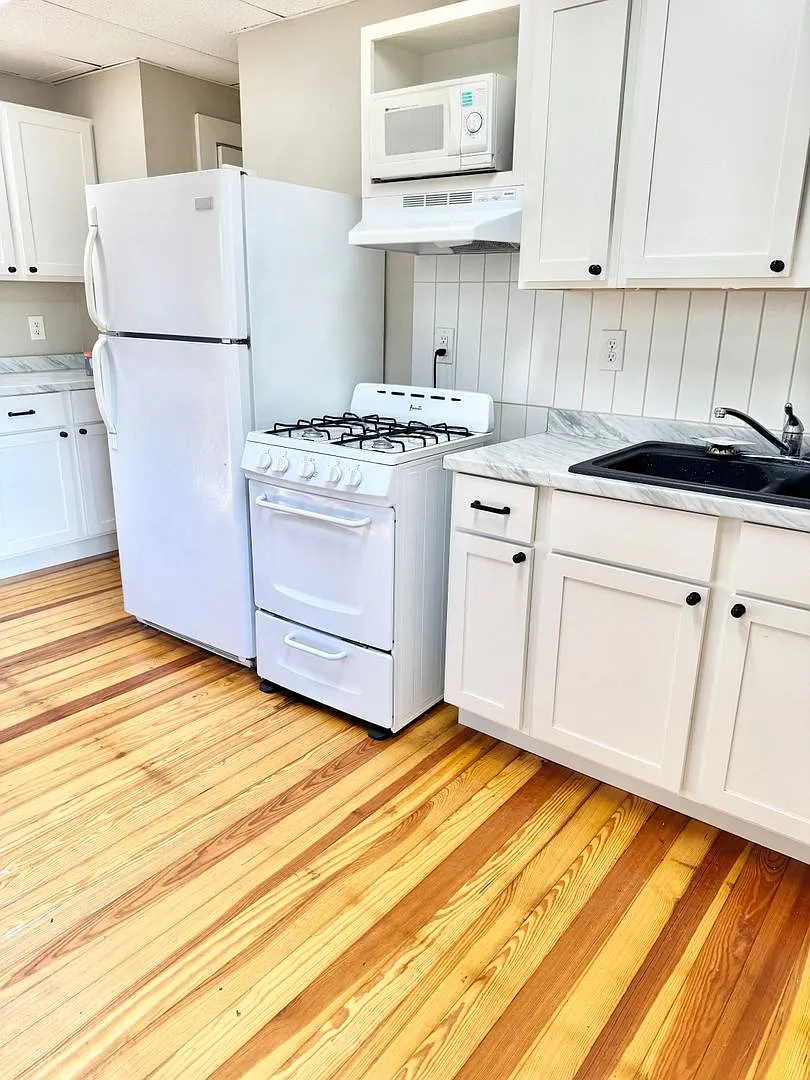 114 Blackburn Ave — Photo 3