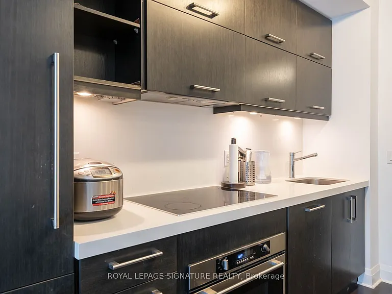 1080 Bay St #901 — Photo 2