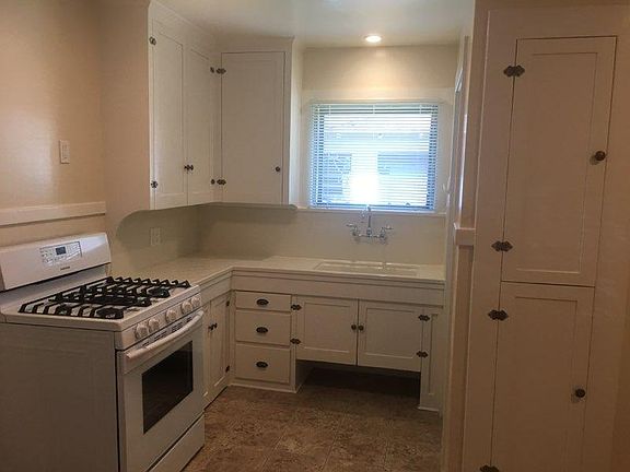 3rd image of 11 Parkwood Dr