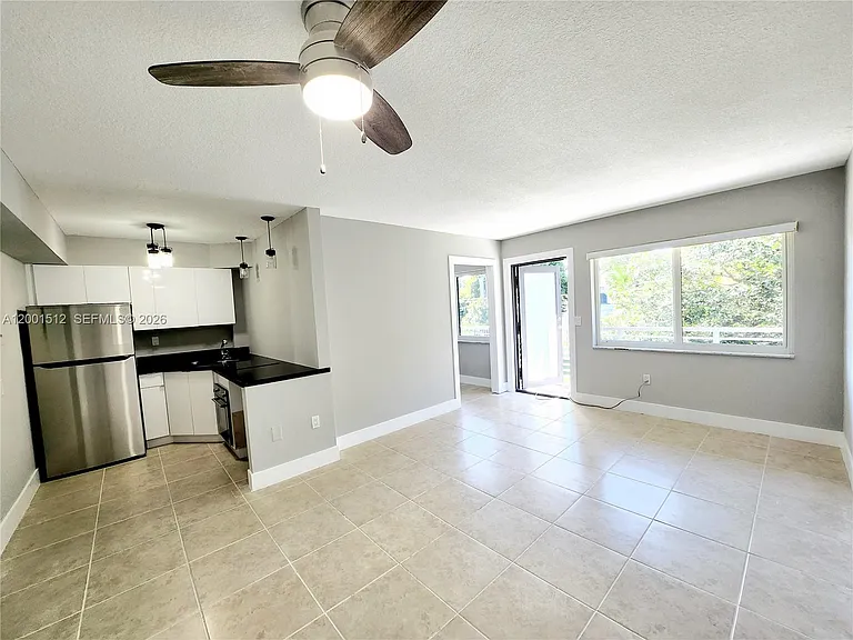 335 SW 20th St #9 — Photo 4