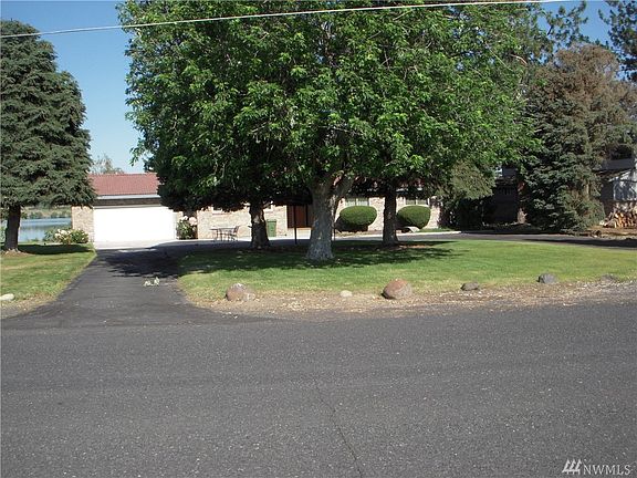 3rd image of 4362 Shorecrest Dr NE
