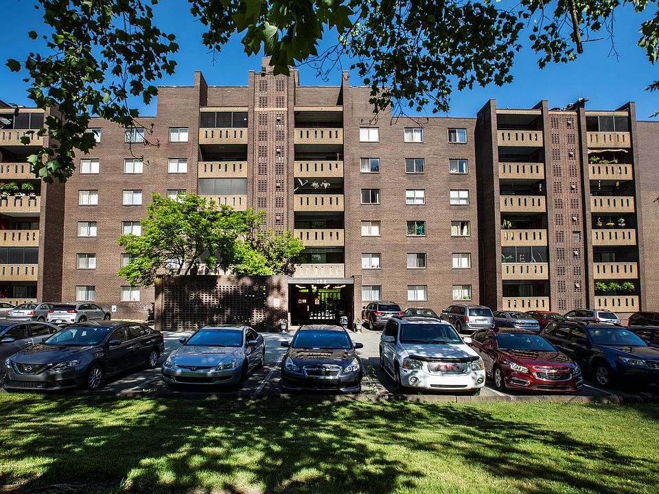 White Oak Village: Apartments