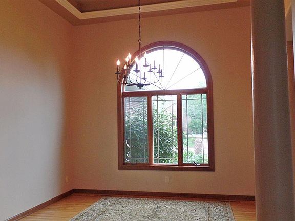 3rd image of 2215 W Cherrywood Cir