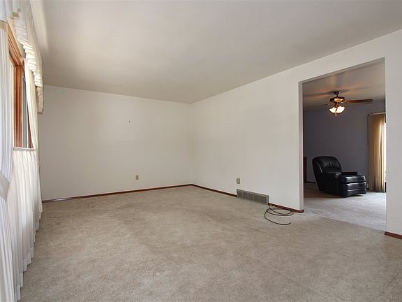 5th image of 2472 Forestville Dr