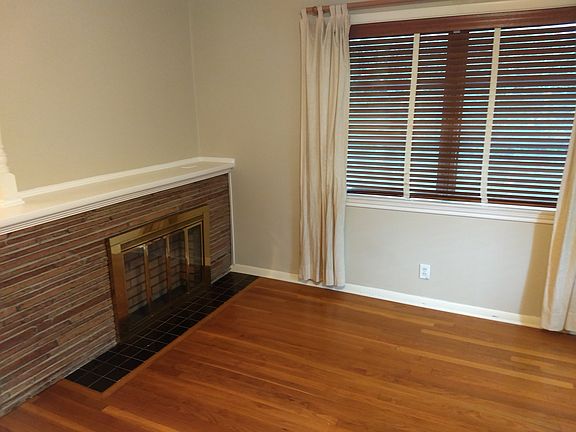 front room w faux fireplace