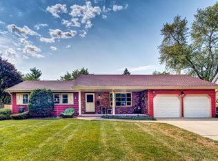 810 Mohawk Dr, Elgin, IL 60120