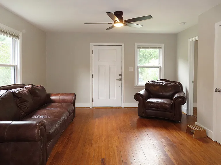 1215 Kent St — Photo 3