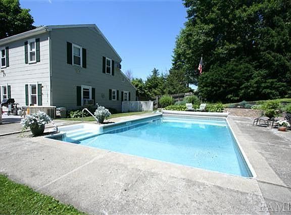 2nd image of 4 Crest Dr