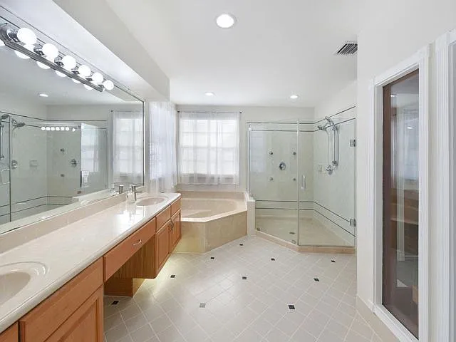4 bed, 2.5 bath, $5,000 — Photo 3