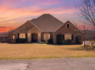 3104 Twin Lake Dr, Moore, OK 73165