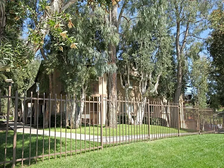 Euclid Oaks — Photo 6