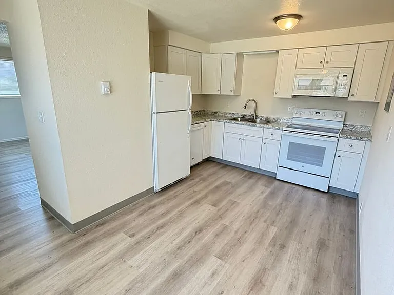 2202 Oak St SE — Photo 2