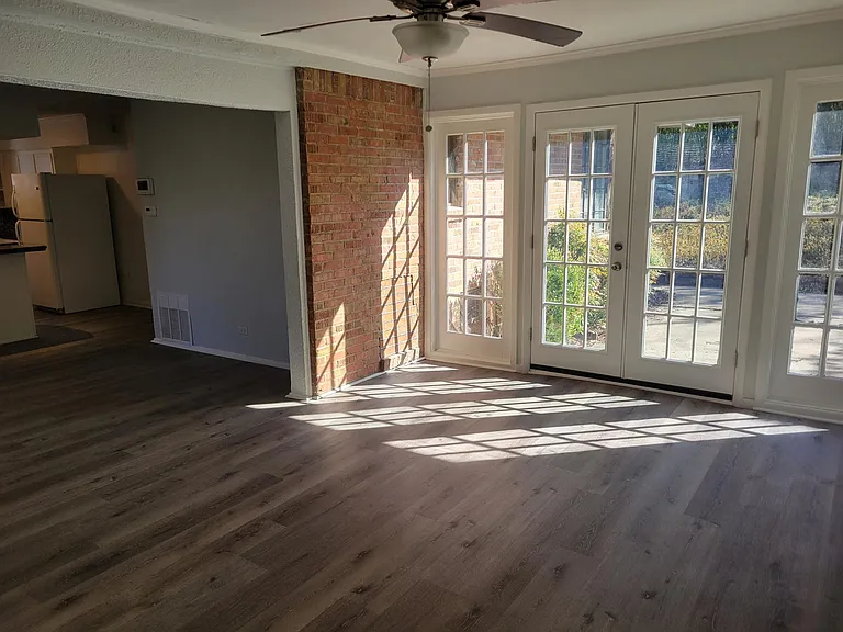 10208 Lake Gardens Dr — Photo 2