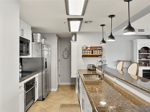 3rd image of 1018 Hackberry Ln Unit 202