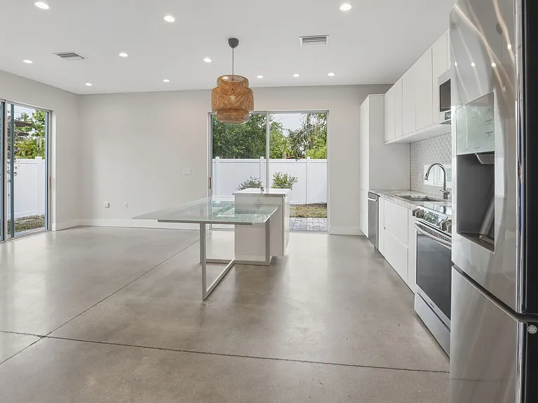 2066 Roselawn St — Photo 4
