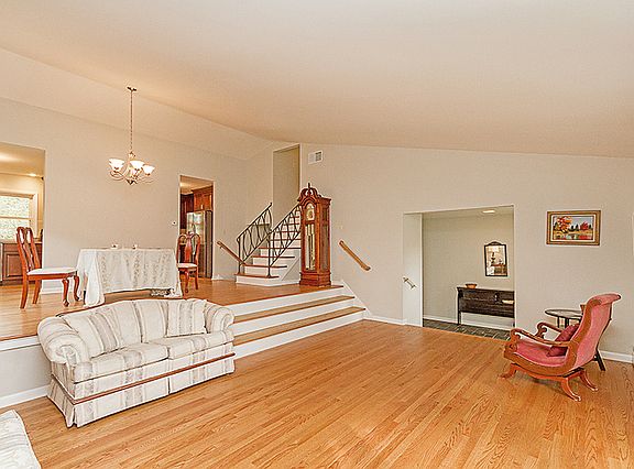 4th image of 2710 Briarwood Dr W