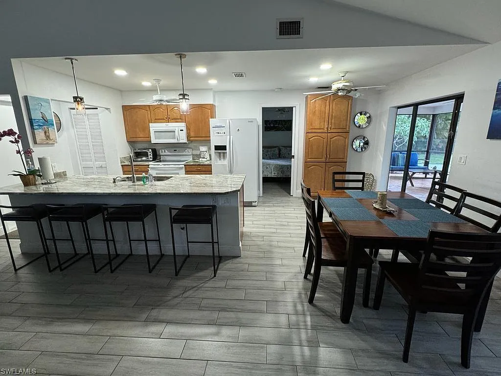 3 bed, 2.0 bath, 1358 sqft, $11,500 — Photo 3
