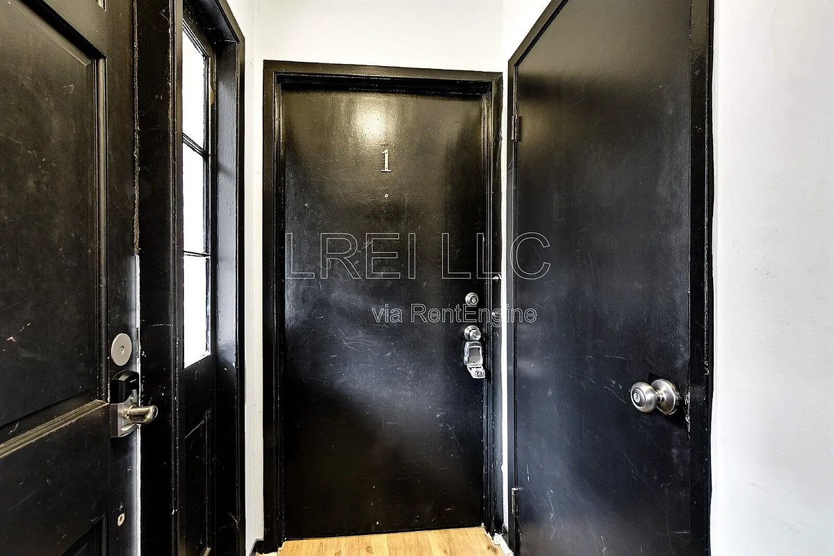Building Photo - 2425 Lindsay Ave #1