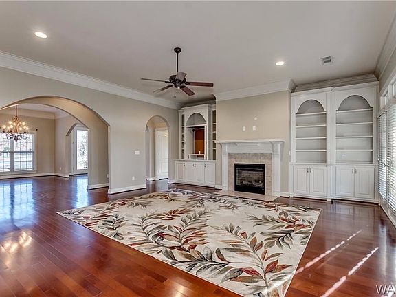 Kitchen island and breakfast area