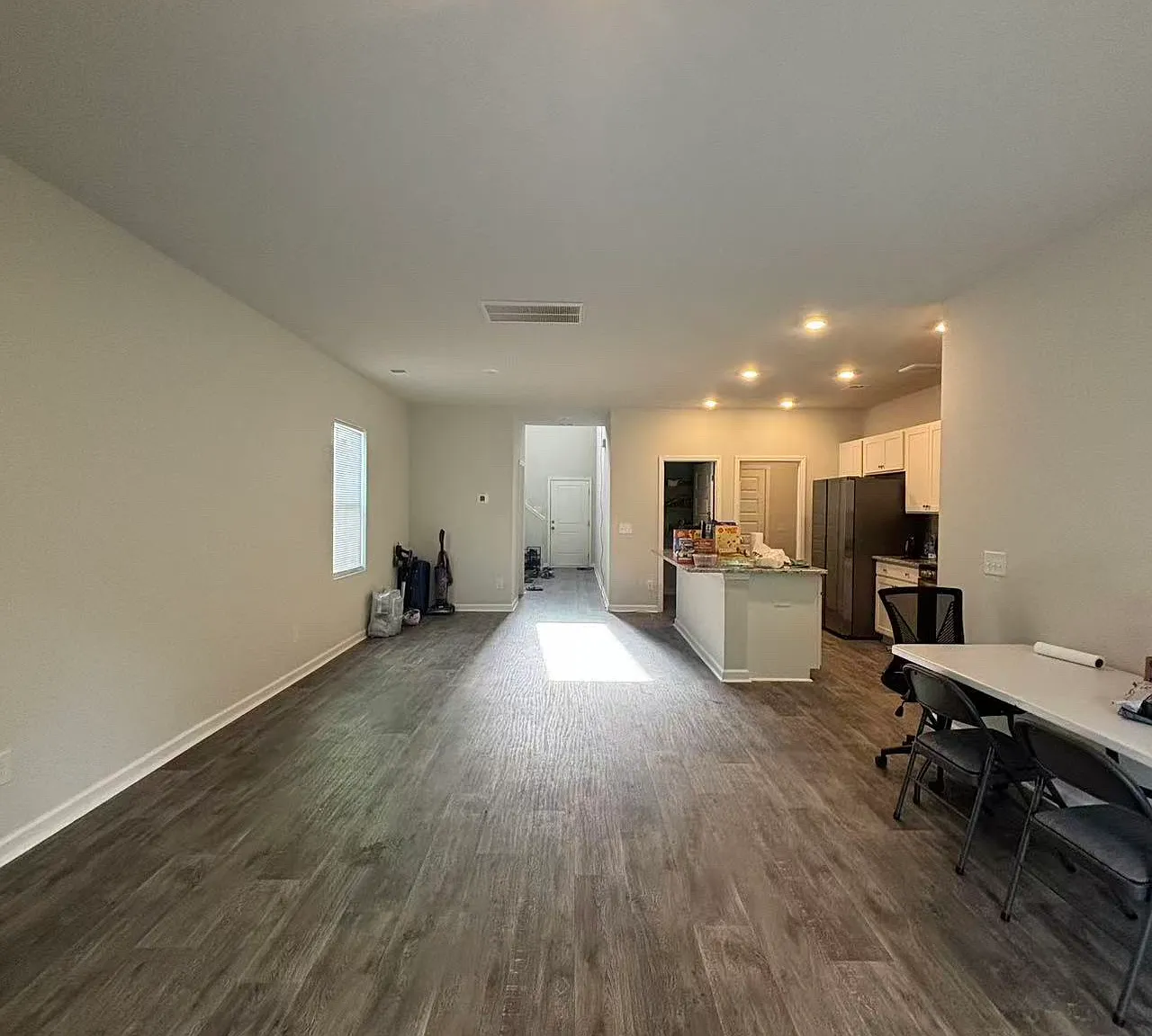 5 bed, 2345 sqft, $2,490 — Photo 4