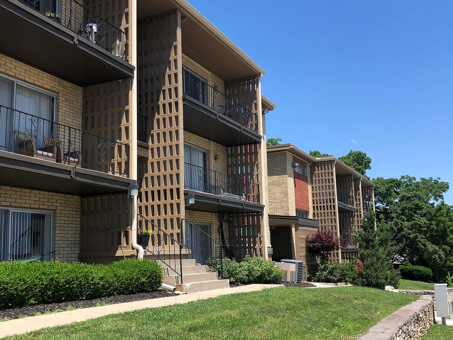 2 bed, 1000 sqft, $1,275 — Photo 2