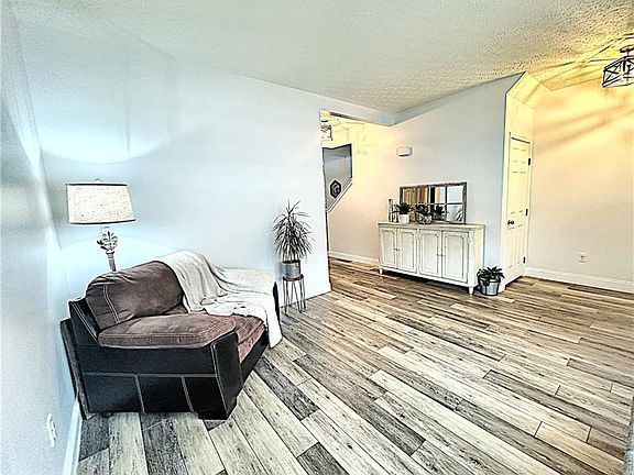 5th image of 2261 Girard Ln E