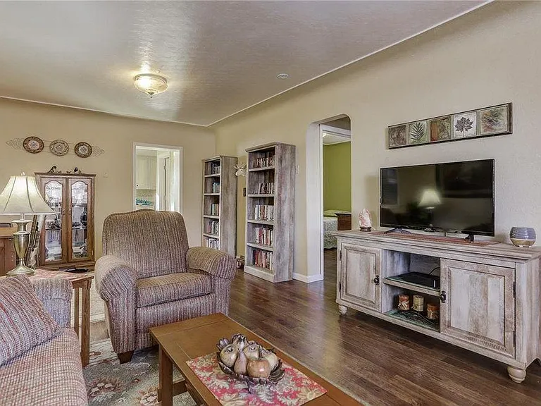 810 E Geneseo St — Photo 2